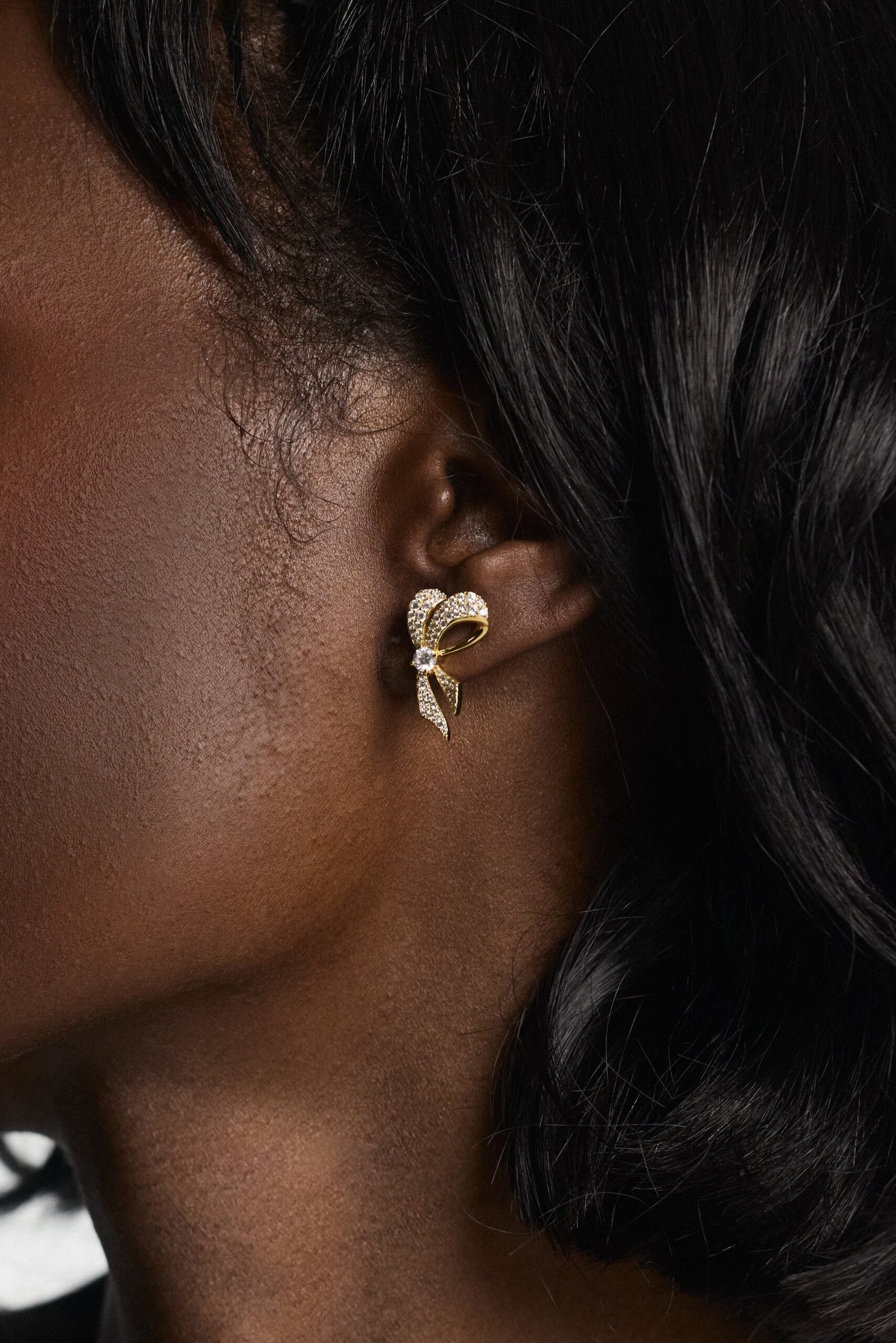 EROS SMALL RIBBON STUD EARRINGS - Image 2