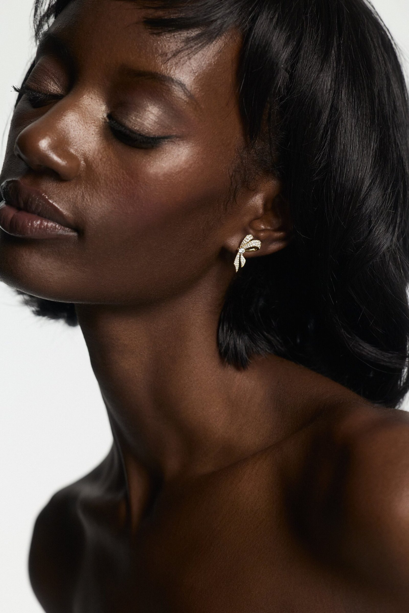 EROS SMALL RIBBON STUD EARRINGS - Image 3