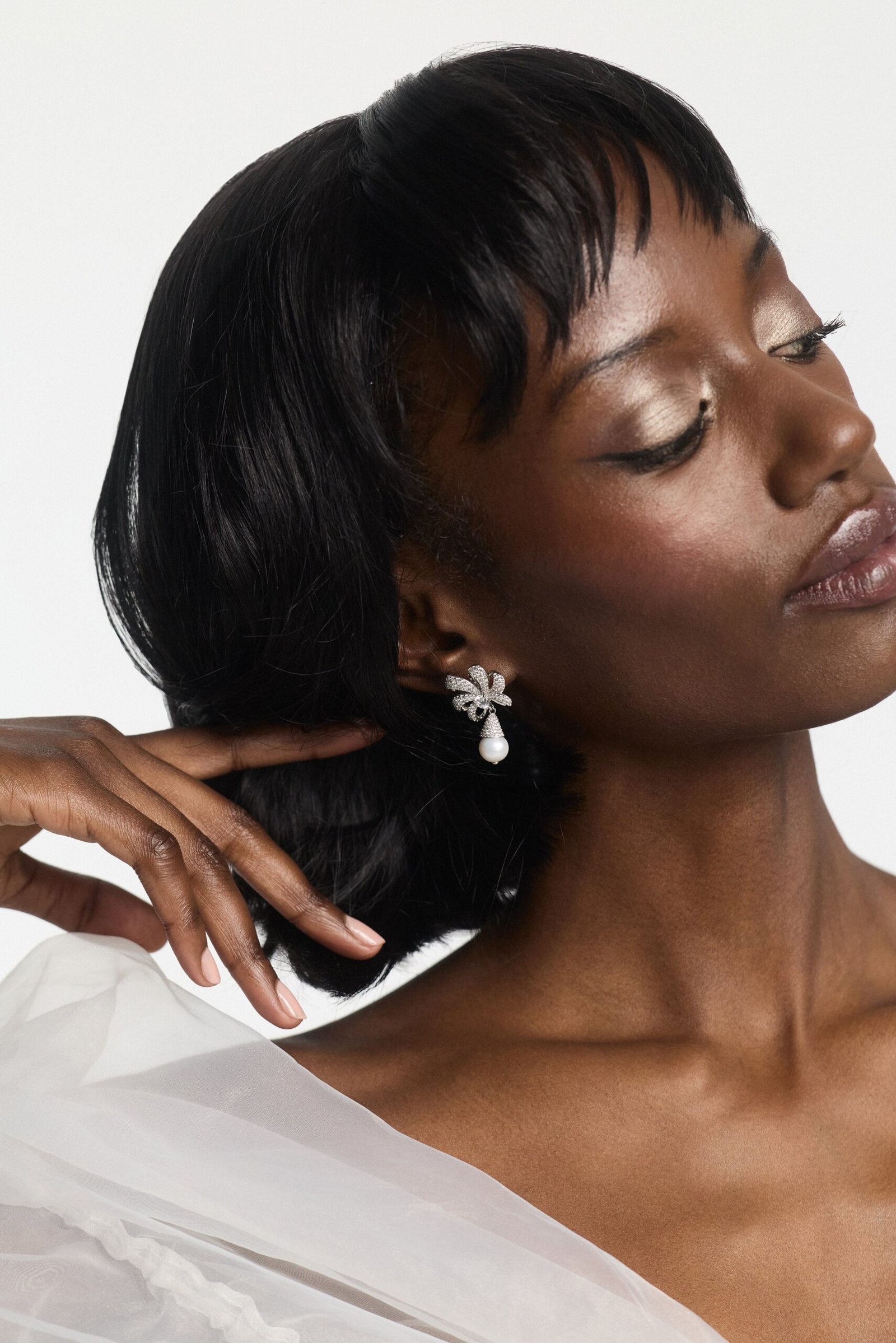 EROS PEARL DROP POST EARRINGS - Image 5
